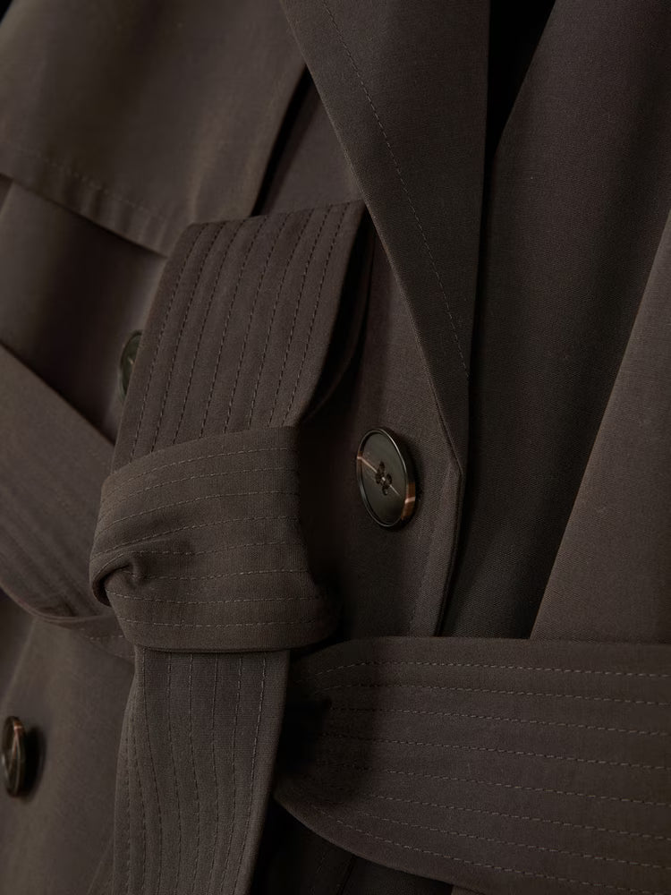 Amara | brown trenchcoat